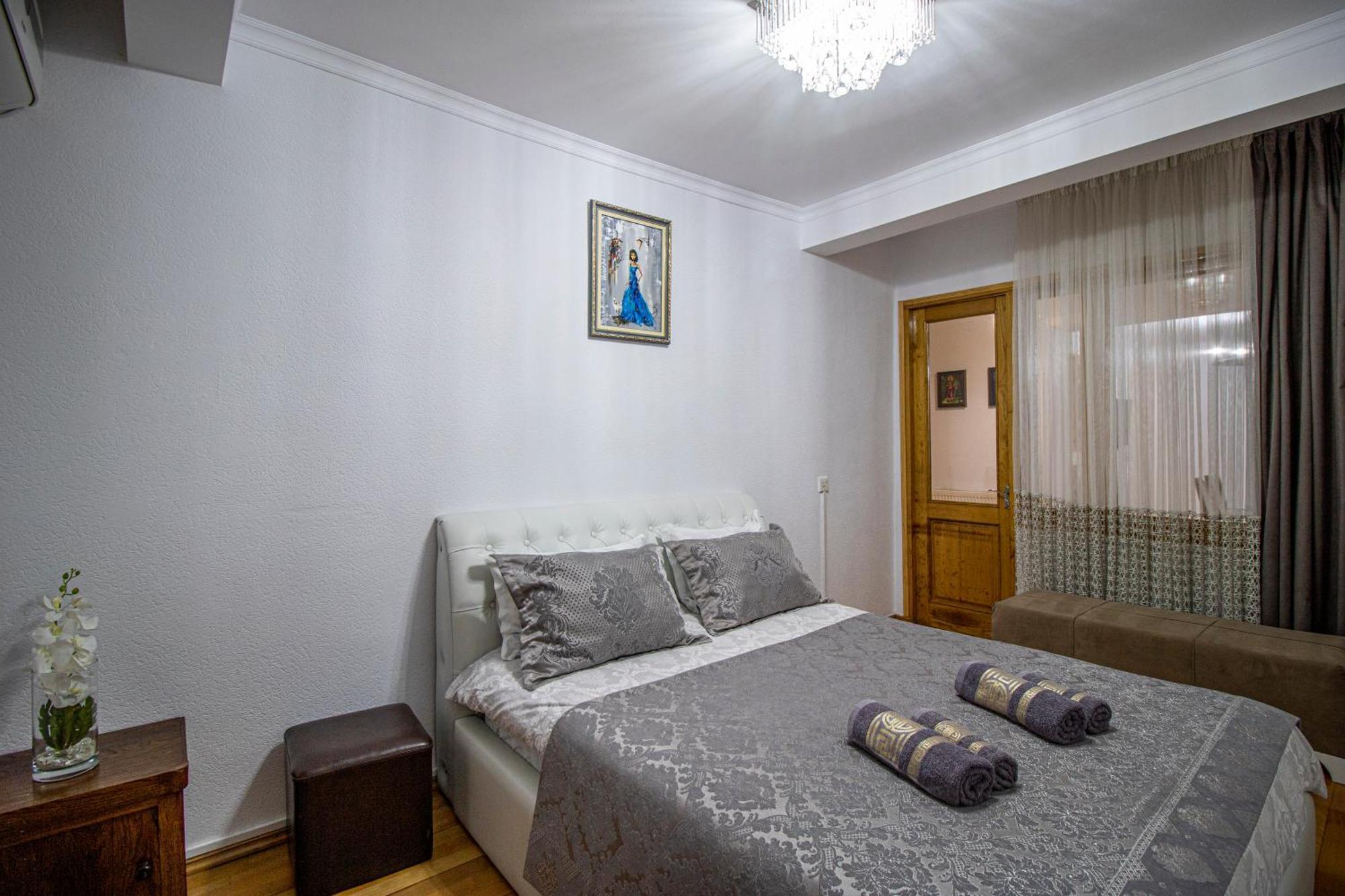 Cozy Apartment On Kostava Tiflis Exterior foto
