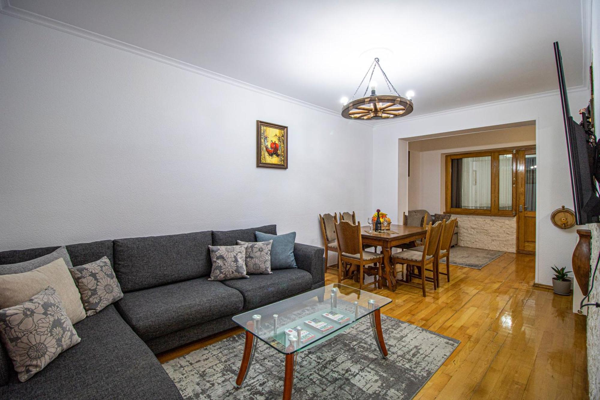 Cozy Apartment On Kostava Tiflis Exterior foto